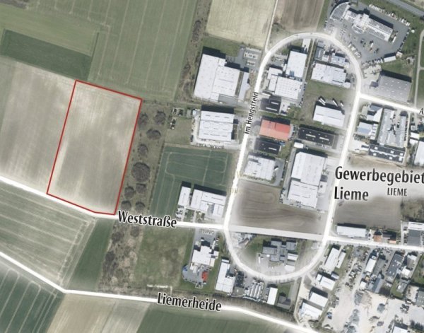 Schlüsselgrundstück: Das umrandete Areal hat sich die Stadt gesichert. Dort und anstelle der Grünstreifen sollen sich weitere Firmen ansiedeln. - © Maren Brettmeier