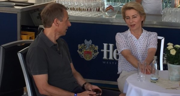 Erst mal ein kühles Getränk und ein Gespräch mit Jürgen Klinsmann: Ursula von der Leyen ist in Herford eingetroffen. - © Stefan Schelp