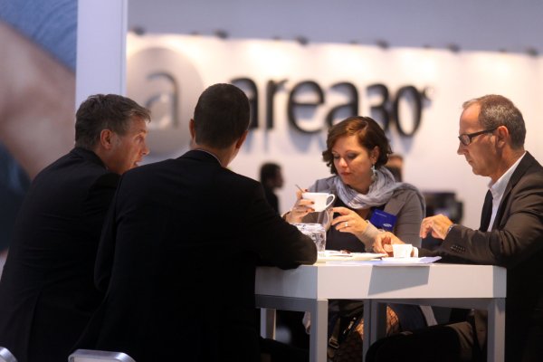 Fachbesucher beim Gespräch auf der Küchenzulieferermesse "Area 30" in Löhne. - © Ulf Hanke