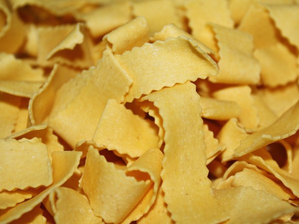 400 Gramm breite Bandnudeln bilden die Basis für das Knoblauch-Gratin. - © Symbolbild: Pixabay