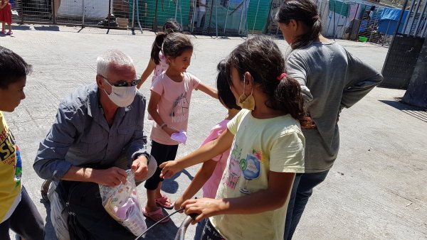 Ein Mitarbeiter der NGO "Seafish Foundation" kümmert sich um die vielen Kinder im Lager. - © Hammer Forum