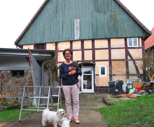 Susanne Horst könnte so glücklich sein in ihrem kleinen Häuschen mit angeschlossenem Hundesalon, wenn der Denkmalschutz nicht wäre. - © Vera Gerstendorf-Welle