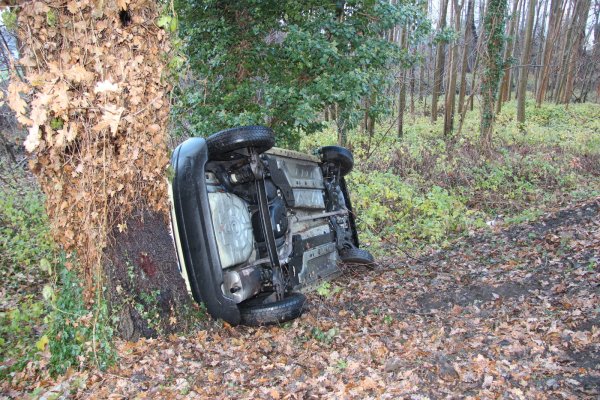 Unfall: An der Pivitsheider Straße überschlägt sich ein Fiat Punto. - © Cordula Gröne