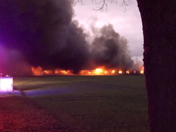 In einem Schweinemastbetrieb in Varl brach am Sonntag ein Feuer aus. Schwarze Rauchwolken stiegen auf. - © Foto: Polizei Minden-Lübbecke