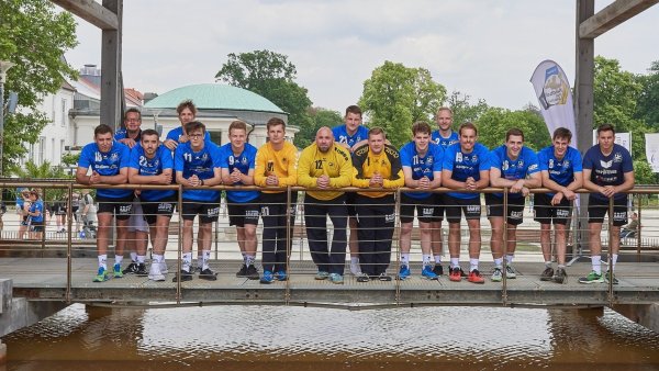 Das Erfolgsteam mit (von links) Kapitän Marvin Otte, Trainer Michael Sukop, Marcel Heumann, Lukas Kütemeier, Hendric Pohl, Arne Triebel, Jannis Hoffmann, Wilfried Schreiber, Tobias, Sibma, Daniel Berges, Tim Albert, Marcel Gutowski, Jonas Köster, Philipp Papajewski, Jan Hoschke, Tobias Stukenbrock. Es fehlen: Motivator und Co-Trainer Moritz Sibma, Marvin Hesse, Marco Busse, Frederick Meierrieks, Moritz Stockmann. Foto: HB Bad Salzuflen - © HB Bad Salzuflen