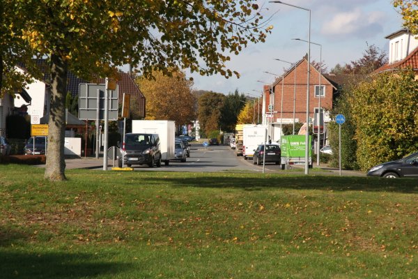 Die Meller Straße in Bruchmühlen. Links ist Niedersachsen, die Häuser auf der rechten Seite stehen in Nordrhein-Westfalen. - © Gregor Winkler