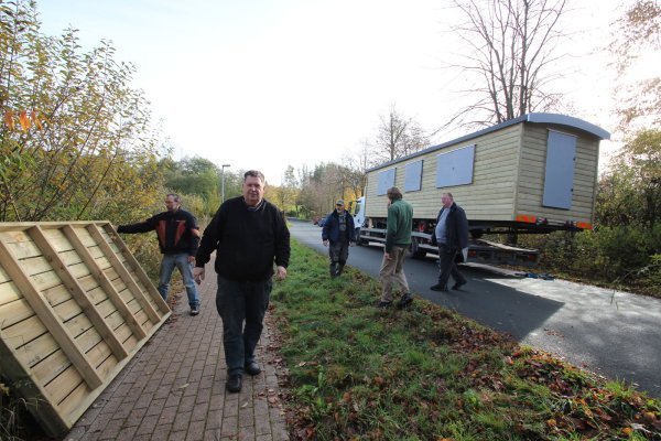 Ein „Erlebnis-Bauwagen" für Kinder kommt an: (von links) Martin Bothe, Huub Pieper, Gert Weisenseel, Christoph Sticking und Michael Protte packen an. - © Jens Rademacher