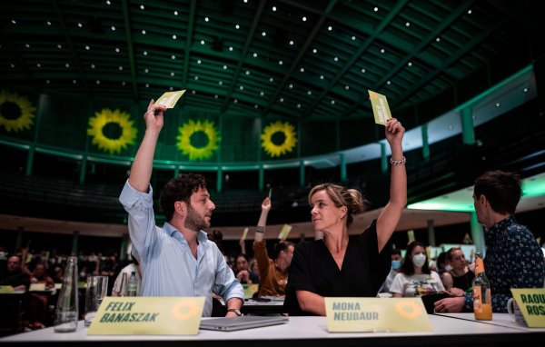 Felix Banaszak, Landesparteichef, und Mona Neubaur, Landesparteichefin, stimmen in Bielefeld über den Koalitionsvertrag ab. - © Fabian Strauch
