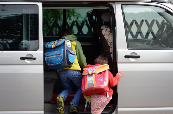 Bei manchen Familien endet die Fahrt erst am Schultor: „Elterntaxis“ (wie auf unserem Symbolbild aus Potsdam) sind vielerorts ein Problem, da sie wiederum zur Gefahr für andere Jungen und Mädchen werden, die zu Fuß unterwegs sind. Foto: Ralf Hirschberger/ZB/dpa - © Verwendung weltweit