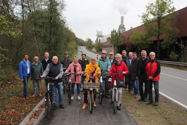Der neue Bürgerradweg ist fertig: Radfahrer können nun sicher zwischen Leopoldstal und Sandebeck - entlang der stark frequentierten L954 - hin und her radeln. Von dem Ergebnis haben sich unter anderem die beiden Bürgermeister Carsten Tolke (links, Steinheim) und Stefan Rother (3. von links, Horn-Bad Meinberg) sowie Mitglieder der Heimatvereine Sandebeck und Leopoldstal ein Bild gemacht. - © Michaela Weiße