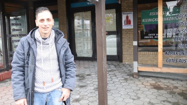 Daniele Ventura vor „Asemissens Kleinigkeitenkontor“ mit Pizzeria „Daniele’s“. Hier war noch bis vor Kurzem der Getränkemarkt Miesen. - © Birgit Guhlke