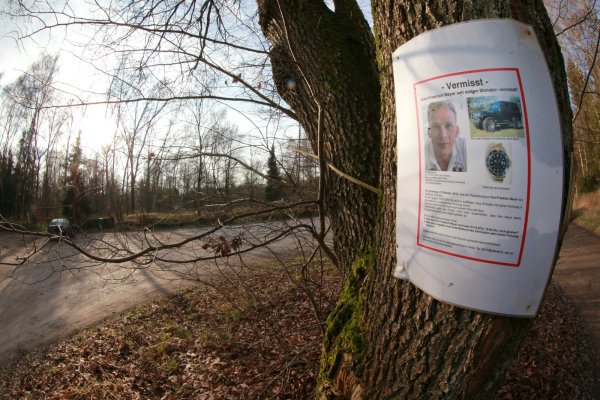 Etwa zu der Zeit, als Meyer am 23. Oktober 2012 als vermisst gemeldet wird, sah ein Zeuge morgens dessen Jeep Wrangler vom Parkplatz „Am Togdrang“ in Bielefeld fahren. Mit Plakaten wurde nach dem Vermissten gesucht. - © Archivfoto: Andreas Zobe/Neue Westfaelische