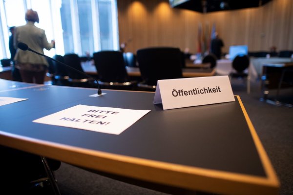 Im Saal des Untersuchungsausschusses des NRW-Landtages sollen die vielen offenen Fragen im Missbrauchsfall Lügde geklärt werden. - © picture alliance/dpa