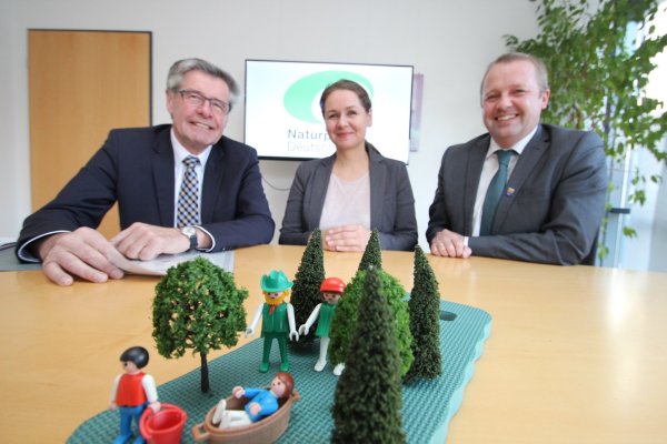 VDN-Präsident und Lippes Ex-Landrat Friedel Heuwinkel (Foto, links), Bürgermeister Mario Hecker und Bauamtsleiterin Ewa Hermann. - © Jens Rademacher