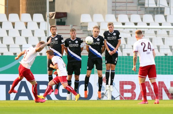 Arminia präsentierte sich in Essen alles andere als erstligatauglich - das galt auch für Manuel Prietl (v. l.), Fabian Klos, Amos Pieper und Joakim Nilsson, die hier eine Freistoßmauer bilden. - © Oliver Krato