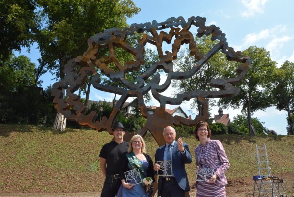 Einweihung: Künstler Hans Kordes, Kathrin Ridder (Blomberg Marketing), Nelkenkönigin Melanie Schuitema und Bürgermeister Klaus Geise freuen sich über das Kunstwerk im Vattipark. - © Tanja Watermann