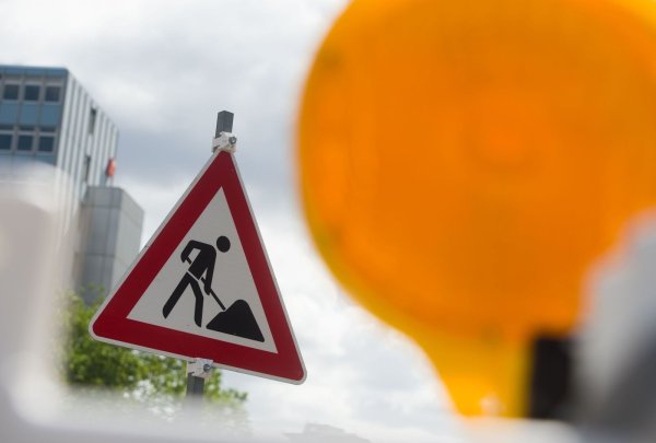 Am Dienstagvormittag wird an der A 33 die Anschlussstelle Paderborn-Zentrum gesperrt. - © Lino Mirgeler/dpa