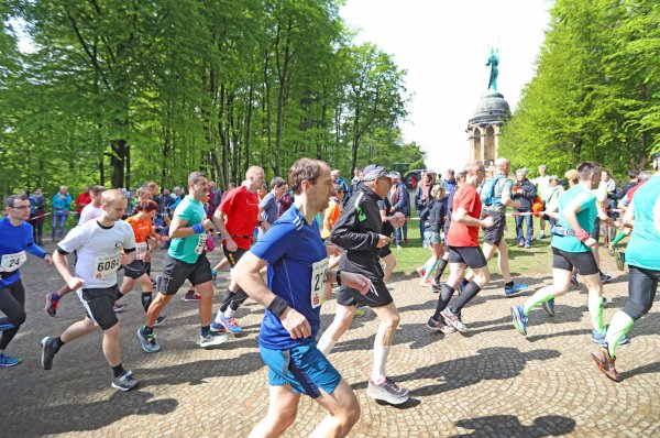 Nicht im April, aber im Herbst 2021 werden sich hoffentlich tausende Laufbegeisterte am Hermannsdenkmal in Detmold versammeln und sich auf den 31,1 Kilometer langen Weg nach Bielefeld machen. - © Sarah Jonek