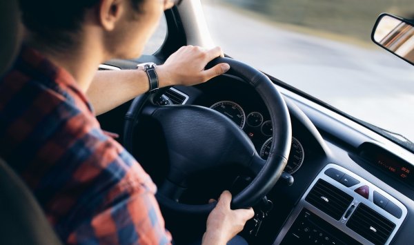 Ein unbekannter Autofahrer ist am Sonntagabend gegen 18 Uhr mit seinem Mercedes einer Passantin über den Fuß gefahren. - © Symbolbild: pixabay.com