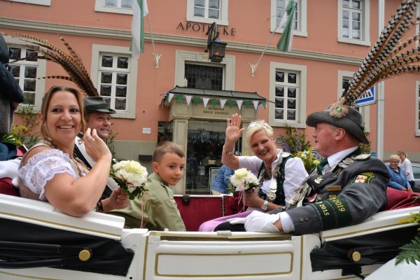 Die Regenten: Kaiserpaar Nicole und Eike Kramer (rechts) fahren gemeinsam mit dem Bierkönigspaar Thomas und Anja Salitter (links) im noblen Gefährt durch die Stadt und winken den Zuschauern an den Straßenrändern zu. - © Karin Prignitz