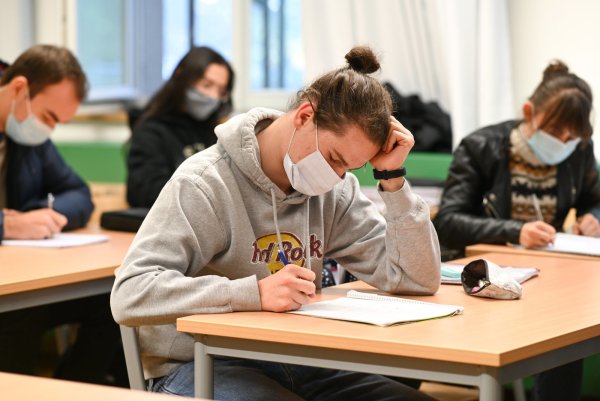 Sich in mehreren Schichten zu kleiden, empfehlen Schulleiter den Schülern ab Montag, denn es könnte kalt werden im Klassenraum. „Stoßlüften alle 20 Minuten, Querlüften wo immer es möglich ist, Lüften während der gesamten Pausendauer“, schreibt das Schulministerium vor. Außerdem: Maskenpflicht im Unterricht ab Jahrgang fünf. - © Felix Kästle, dpa