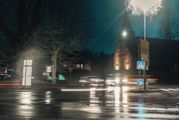 Besonders im Berufsverkehr am frühen Morgen oder in den Abendstunden ist es an der Kreuzung Externsteinestraße/Mittelstraße in Horn-Bad Meinberg ziemlich voll. Die Autofahrer wünschen sich einen Kreisel oder eine Ampel an dieser Stelle. - © Torben Gocke