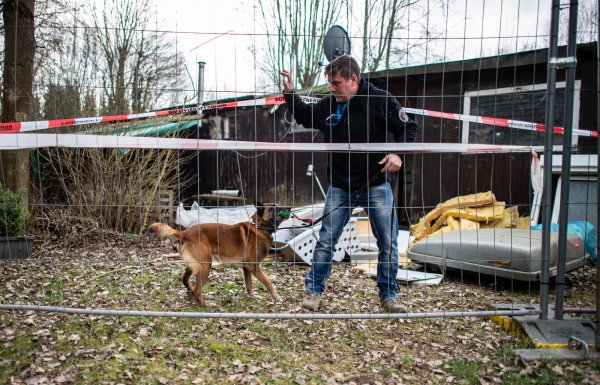 Spurensuche: Immer wieder sind die Spezialisten zur Beweisaufnahme auf den Campingplatz zurückgekehrt. - © picture alliance/dpa