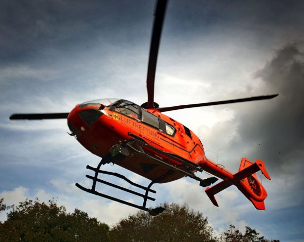 Ein Rettungshubschrauber brachte den Schwerverletzten in eine Spezialklinik nach Kassel. - © Themenbild: Sarah Jonek