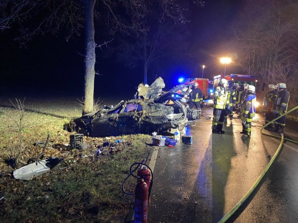 Bei dem schweren Unfall wurde eine junge Frau im Fahrzeug eingeklemmt. - © Freiwillige Feuerwehr Brüntrup