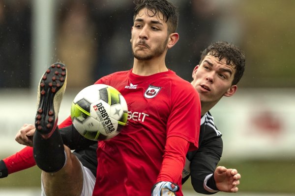  Gut geschlagen haben sich die A-Junioren des TSV Oerlinghausen in der zweiten Runde des Westfalenpokals gegen die Gäste des SV Lippstadt. Hier bedrängt Marvin Otterpohl (rechts) den Lippstädter Ersan Özcan (vorne). - © Egon Penner