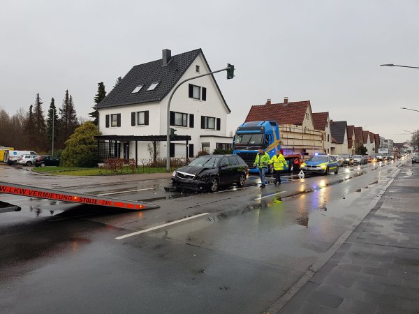 An der Einfahrt zum Aldi-Parkplatz in Lemgo-Brake ist es am Mittwochmorgen zu einem Unfall gekommen. - © Nadine Uphoff