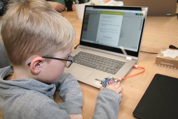 Schüler Jannes hat mit Hilfe des Calliope-Minicomputers ein Spiel programmiert. - © Julia Kube