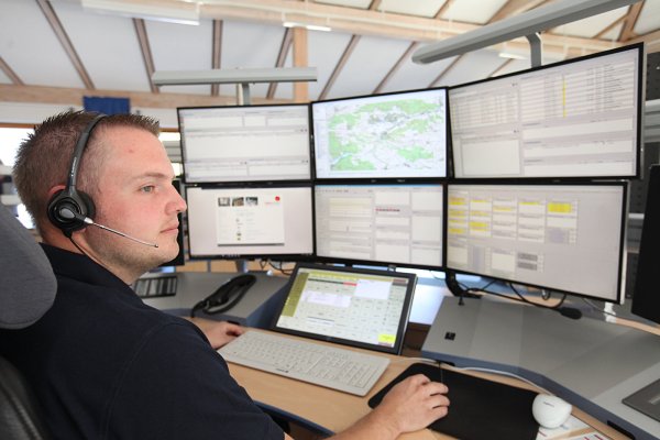 Alles im Blick: Disponent Daniel Hoffmeister im Einsatz in der integrierten Leitstelle Lemgo. - © Vera Gerstendorf-Welle