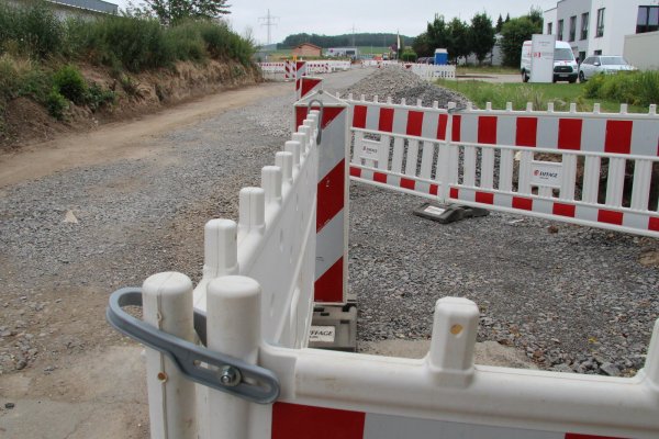 Der Große Kamp in Heiden ist seit Jahren ein Flickenteppich. Die Straße nun ordentlich herzurichten, ist rechtlich ein Erstausbau. Das kostet die anliegenden Gewerbetreibenden eine Stange Geld. - © Dieter Asbrock