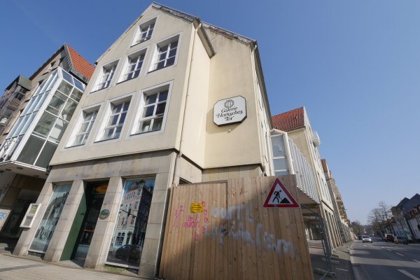 Das Parkhaus an der Hornschen Straße ist abgerissen. Die zur Langen Straße ausgerichteten Gebäude der „Galerie Hornsches Tor" sollen erstmalstehen bleiben. - © Jost Wolf