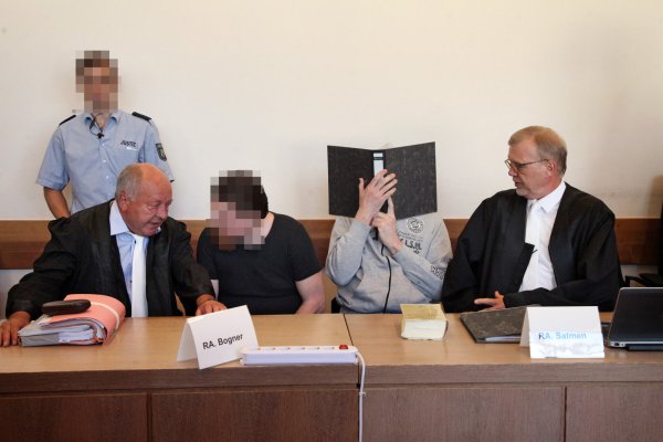 Anklagebank (von links): Anwalt Jürgen Bogner, sein Mandant Mario S., Andreas V. und sein Anwalt Johannes Salmen. - © Bernhard Preuss