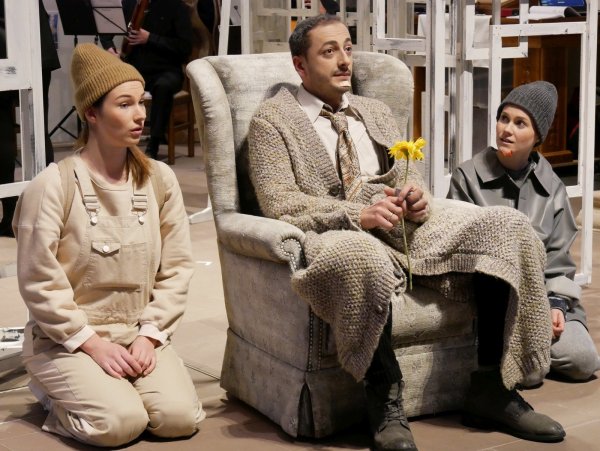 Eine Blume bringt das Eis zum Schmelzen. Mit Chris (Dorothee Bienert), Opa Nils (Irakli Atanelishvili) und Mika (Annima Olivia Battaglia) (von links). - © Thomas Krügler
