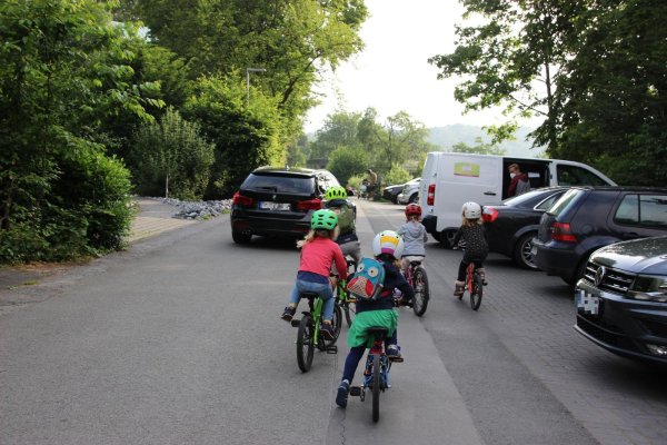 Hoch gefährlich: Kinder, die morgens mit dem Laufrad zur Kita am Markuskirchweg kommen, zwischen schnellen Elterntaxis, dem Kita-Bulli und einparkenden SUVs. - © Ivonne Michel