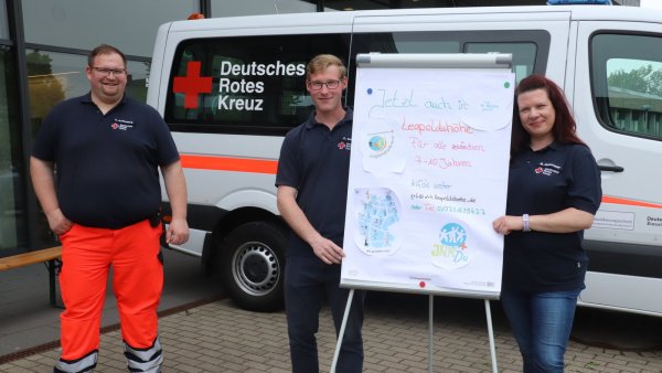 Christian Aufenberg, Vorsitzender des DRK-Ortsvereins Leopoldshöhe, sowie Domenik Sonntag und Maren Bekemeier wollen in der Gemeinde eine Jugendrotkreuzgruppe gründen. - © Birgit Guhlke