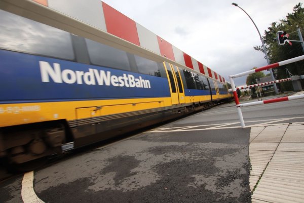 Die Nordwestbahn quert die Holter Straße in Schloß Holte-Stukenbrock. - © Sigurd Gringel