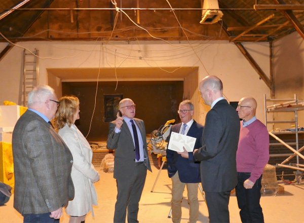 Ortsbürgermeister Detlef Schake (von links), Andrea Klädtke (Bezirksregierung), Bürgermeister Heinz Reker, Jens Kronsbein (Bezirksregierung), Fördervereinsvorsitzender Klaus Meier und Bauleiter Franz Aich freuen sich über den Förderbescheid. - © Achim Krause