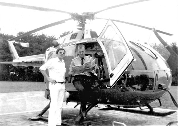 1978 posiert Ewald Eckert (l.) zusammen mit dem Piloten Siegfried Rasper vor Christoph 13. - © Ewald Eckert