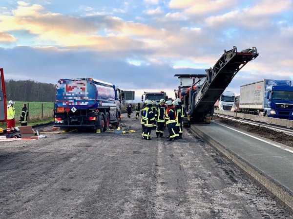 Der Bauarbeiter wurde tödlich verletzt, als er von einem rückwärts fahrenden Tankwagen erfasst und überrollt wurde. - © Ralph Meyer