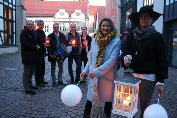 Zwischen Hüten und Besen: Bettina Fischer und Dörte Bödeker haben sich dem Motto getreu in Schale geworfen und freuen sich mit den übrigen Veranstaltern und Sponsoren auf den Shopping-Freitag. - © Kirsten Fuhrmann
