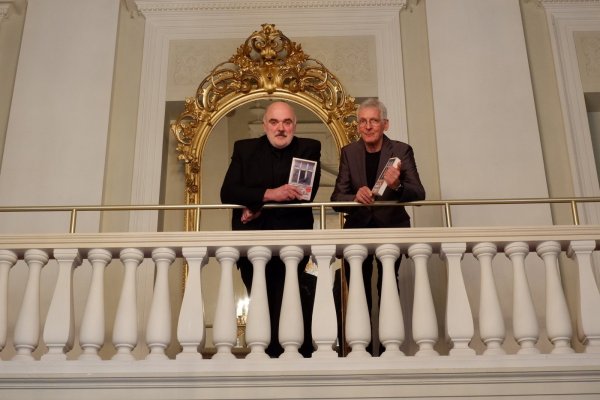Autor und Kriminalhauptkommissar Joachim H. Peters und Verleger Rolf Wagner (von links) halten im Landestheater den zehnten Band der Koslowski-Reihe in den Händen. - © Lorraine Brinkmann