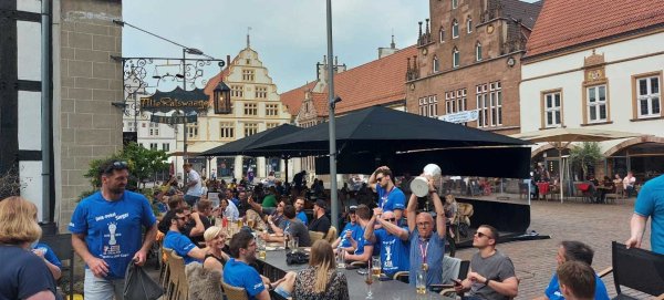 Gemeinsam mit Familienangehörigen feierte der TBV an langen Tischen den Pokalsieg. - © Philip Marx