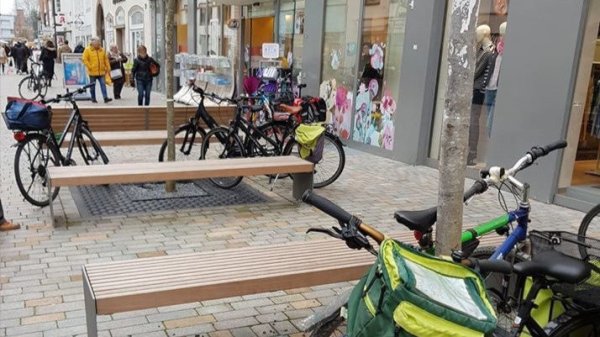 Zwischen dem Marktplatz und dem Ostertor gibt es nach der Erneuerung der Mittelstraße noch keine Fahrradständer. Auf Höhe des Drogeriemarkts DM geht es am Wochenende schon mal drunter und drüber. - © Jusos Lemgo