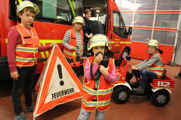 Einsatzbereit: Die Feuerdrachen Timon, Lotte, Skadi und Milan (von links) mit Betreuerin Sarah Stölting (im Hintergrund) freuen sich schon auf das neue Mannschaftstransportfahrzeug. - © Sandra Castrup