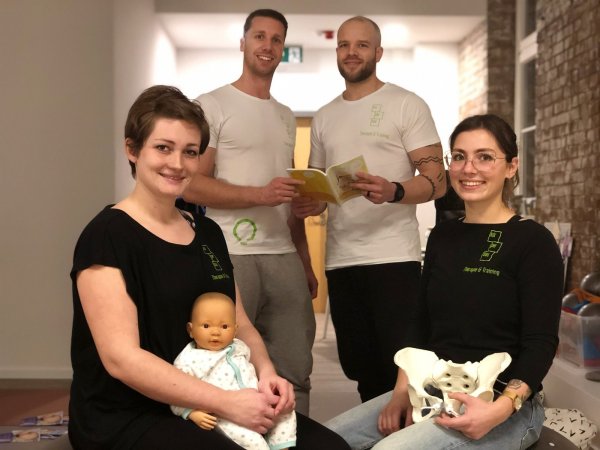 Die beiden Lemgoer Hebammen Katharina Wedel (links) und Mara Ferreri kooperieren mit den Physiotherapeuten und Praxisinhabern Raphael Rochner (links) und Jan von der Heide – ein neues Modell, um Versorgungslücken in der Betreuung von Schwangeren und jungen Familien zu schließen. - © Till Brand