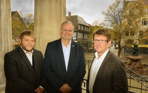 Im Zentrum Detmolds: (von links) Stellvertretender Stadtverbands-Chef Michael Schwab, Vorsitzender Friedrich Sundhoff, Fraktionschef und der vorgeschlagene Bürgermeisterkandidat Jörg Thelaner. - © Sonja Thelaner